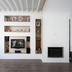 Cartongessista a lavoro a Bari